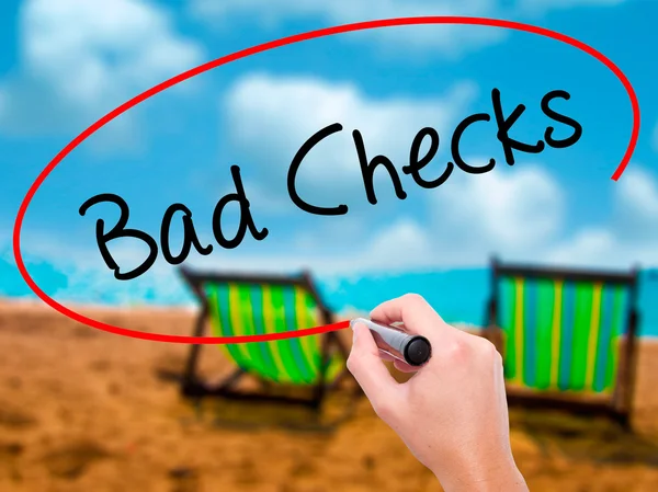 Hombre Escribir a mano Bad Checks con marcador negro en la pantalla visual — Foto de Stock