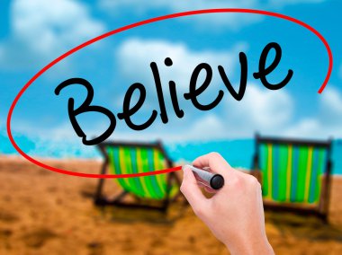 Adam el Believe siyah kalemi ile görsel ekranda yazma.