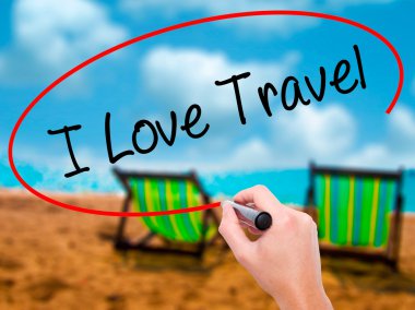 Adam el yazma ben aşk seyahat ile siyah kalemi görsel dağ eteğindeki taş yığını üzerinde