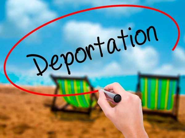 Man Hand schrijven deportatie met zwarte marker op visuele scherm — Stockfoto