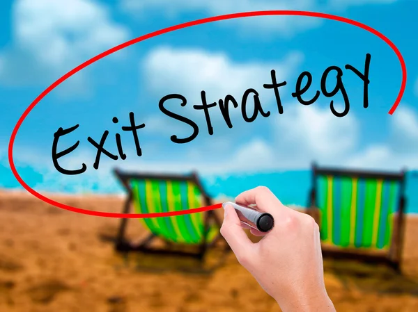 Man Hand writing Exit Strategy con marcador negro en solapa visual —  Fotos de Stock