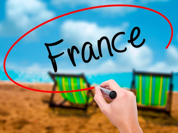 Человек рукой пишет Франция с черным маркером на визуальном экране — стоковое фото