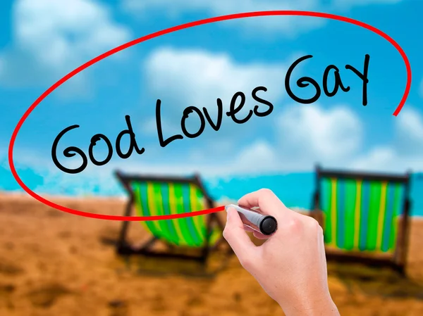 Homem mão escrevendo Deus ama gay com preto marcador no visual scree — Fotografia de Stock