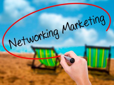 Adam el ağ pazarlama ile siyah kalemi visua üzerinde yazma