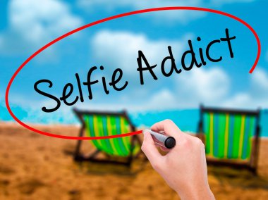 Adam el Selfie bağımlısı siyah kalemi ile görsel dağ eteğindeki taş yığını üzerinde yazma.