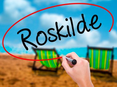 Adam el ile siyah kalemi görsel ekranda Roskilde yazma