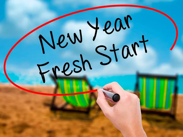 Man Hand skriva nya året Fresh Start med svart markering på visua — Stockfoto