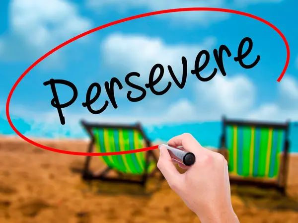 Man Hand schrijven Persevere met zwarte marker op visuele scherm. — Stockfoto