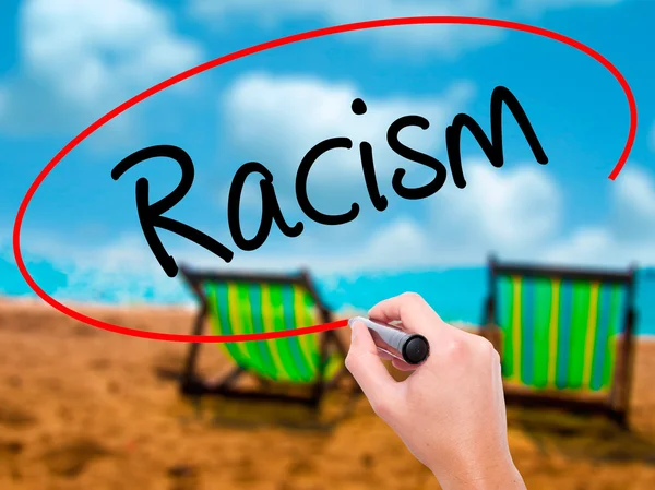 Man Hand writing Racismo com marcador preto na tela visual . — Fotografia de Stock