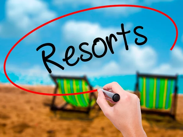 Man Hand schrijven Resorts met zwarte marker op visuele scherm — Stockfoto