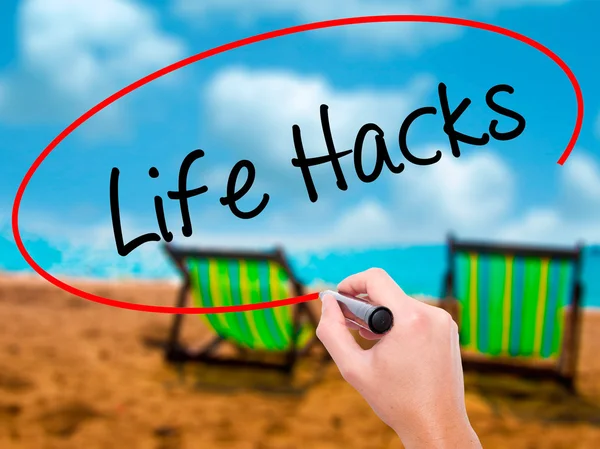 Man Hand writing Life Hacks com marcador preto na tela visual — Fotografia de Stock
