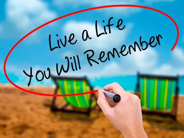 Man Hand escreve Live a Life You Will Remember com marcador preto — Fotografia de Stock