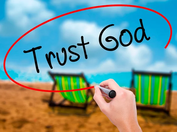 Man Hand schrijven van God vertrouwen met zwarte marker op visuele scherm — Stockfoto