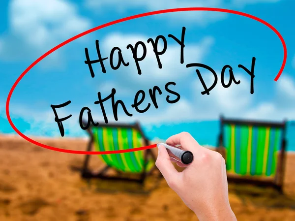 Człowiek w zapasie pismo szczęśliwy dzień ojców z czarnym markerem na visual s — Zdjęcie stockowe