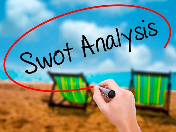 Человек, написавший Swot Analysis с черным маркером на визуальном шраме — стоковое фото