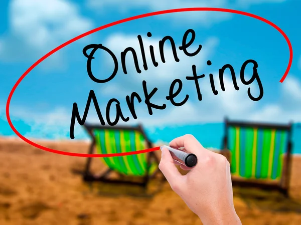 Uomo Scrittura a mano Online Marketing con pennarello nero su visual sc — Foto Stock