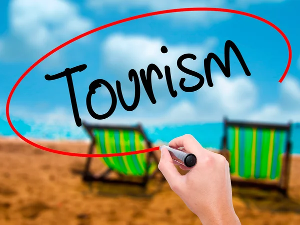 Man Hand writing Turismo com marcador preto na tela visual . — Fotografia de Stock