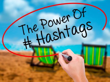 Adam el Hashtags güç ile siyah kalemi Görs üzerinde yazma.