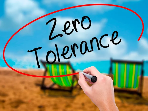 Man Hand schrijven van Zero Tolerance met zwarte marker op visuele scre — Stockfoto