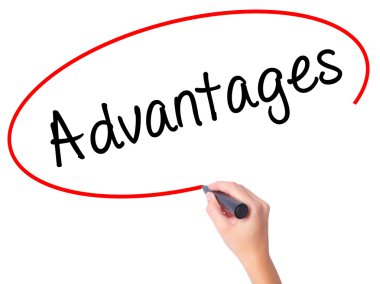 Kadın el avantajları ile siyah kalemi görsel ekranda yazma.