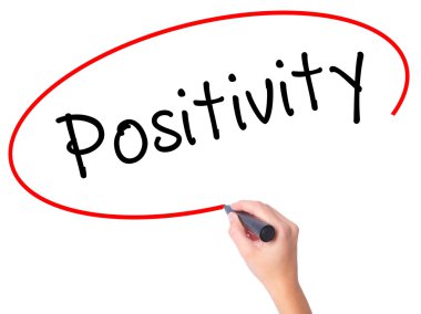 Kadın el pozitifliği ile siyah kalemi görsel ekranda yazma.