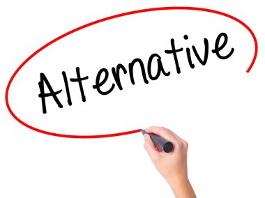 Kadın el alternatif ile siyah kalemi görsel dağ eteğindeki taş yığını üzerinde yazma.