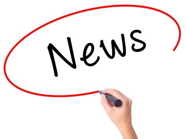 Kadın el haber siyah kalemi ile görsel ekranda yazma.