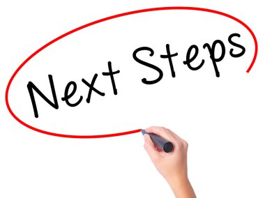 Kadın el sonraki adımlar ile siyah kalemi görsel ekranda yazma.