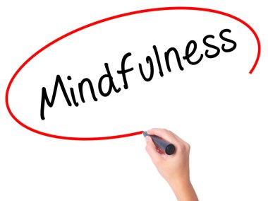 Kadın el mindfulness ile siyah kalemi görsel scre yazma.
