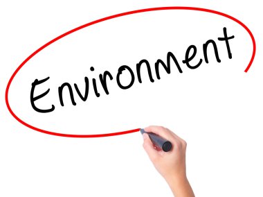 Kadın el çevre ile siyah kalemi görsel dağ eteğindeki taş yığını üzerinde yazma.