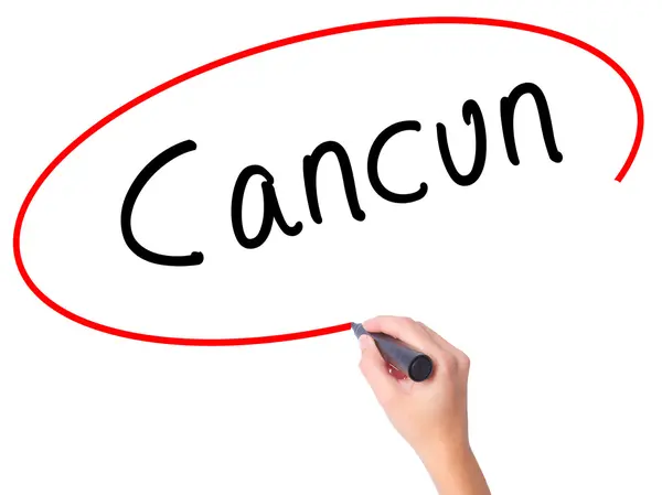 Kadın el Cancun ile siyah kalemi görsel ekranda yazma. — Stok fotoğraf
