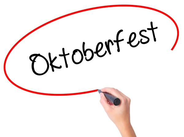 Γυναίκες χέρι γράφοντας Oktoberfest με μαύρο μαρκαδόρο οπτική Κομ — Φωτογραφία Αρχείου