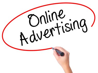 Kadın el online reklam ile siyah kalemi visua üzerinde yazma.