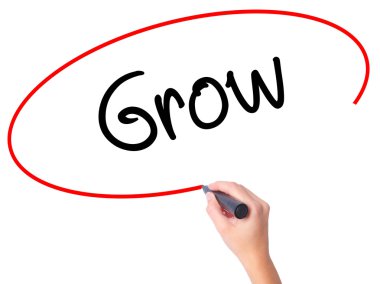 Kadın el Grow siyah kalemi ile görsel ekranda yazma.