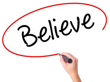 Kadın el Believe siyah kalemi ile görsel ekranda yazma.