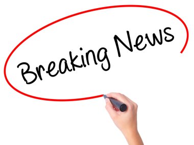 Kadın el Breaking News siyah kalemi ile görsel scr yazma.
