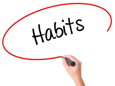 Kadın el alışkanlıkları ile siyah kalemi görsel ekranda yazma.