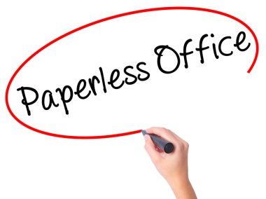 Kadın el kağıtsız ofis siyah kalemi ile görsel üzerinde yazılı.