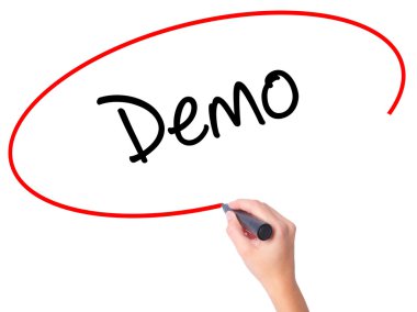 Kadın el demo ile siyah kalemi görsel ekranda yazma.