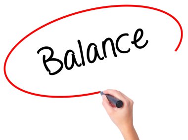 Kadın el dengesi ile siyah kalemi görsel ekranda yazma.