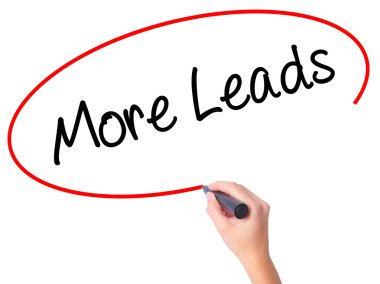 Kadın el yazma daha siyah kalemi ile görsel dağ eteğindeki taş yığını üzerinde açar.