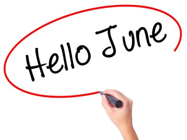 Kadın el Merhaba Haziran ile siyah kalemi görsel dağ eteğindeki taş yığını üzerinde yazma.