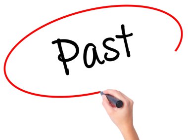 Kadın el geçmişi ile siyah kalemi görsel ekranda yazma.