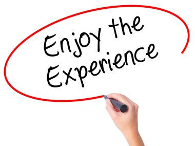 Enjoy yazma deneyimi vis siyah kalemi ile kadın el