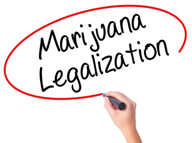 Kadın el marihuana yasallaştırma ile siyah kalemi v üzerinde yazma.
