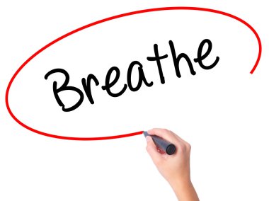 Kadın el nefes ile siyah kalemi görsel ekranda yazma.