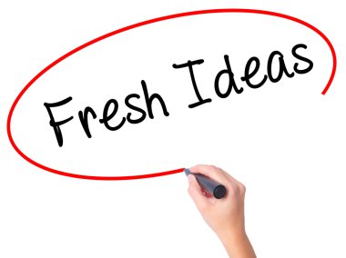 Kadın el taze fikirler ile siyah kalemi görsel dağ eteğindeki taş yığını üzerinde yazma.