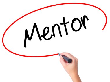 Kadın el akıl hocası ile siyah kalemi görsel ekranda yazma.