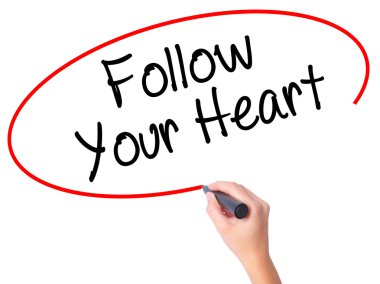 Kadın el izleyin Your Heart siyah kalemi ile görsel üzerinde yazılı.