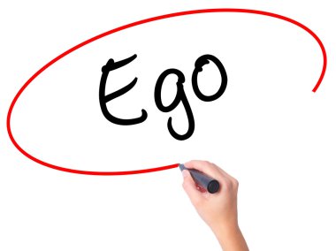 Kadın el yazma ego ile siyah kalemi görsel ekranda